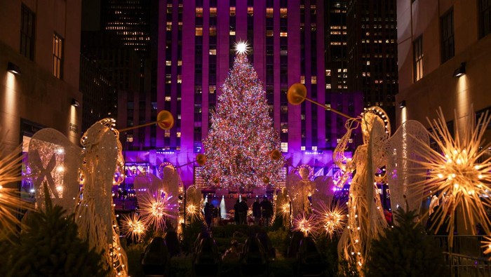 The Christmas tree is lit during the 2024 Rockefeller Center Christmas Tree lighting ceremony in Manhattan in New York City, U.S., December 4, 2024. REUTERS/Caitlin Ochs