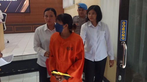 NKS (47), penjual perempuan untuk menjadi pemuas seks dihadirkan saat konferensi pers di Aula Mapolres Jembrana, Senin (16/12/2024). (Putu Adi/detikBali)