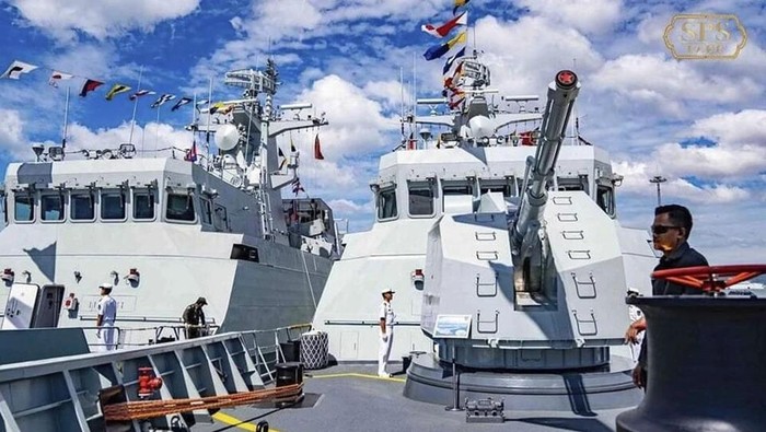 Para personel Angkatan Laut Kamboja siaga di atas kapal patroli di Sihanoukville tahun 2023 lalu (Ream Naval Bases Facebook page via AP, File)