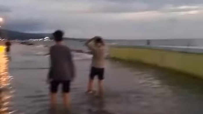 Banjir rob terjadi di pesisir Kota Parepare, Sulawesi Selatan (Sulsel) malam ini. Akibatnya, Jalan Andi Cammi di depan Polsek Pelabuhan Parepare tergenang hingga ketinggian 30 centimeter.