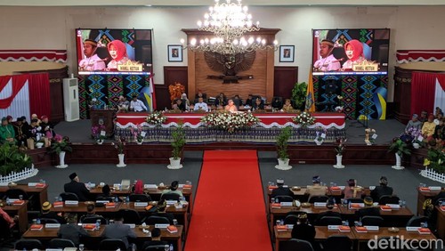 Pj Gubernur NTB Hassanudin hadir rapat Paripurna HUT NTB ke-66 di kantor DPRD NTB, Senin (16/12/2024). (Ahmad Viqi/detikBali).