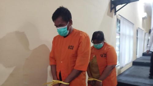 Pasutri Nur Mubayana alias Mak Nung dan Muhaimin alias Wek, penjual sabu-sabu eceran di rumahnya, dihadirkan saat konferensi pers di Mapolres Jembrana, Senin (16/12/2024). (Putu Adi/detikBali)