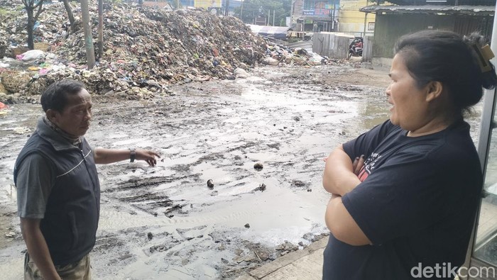 Pedagang keluhkan gurun sampah di Pasar Caringin Bandung.