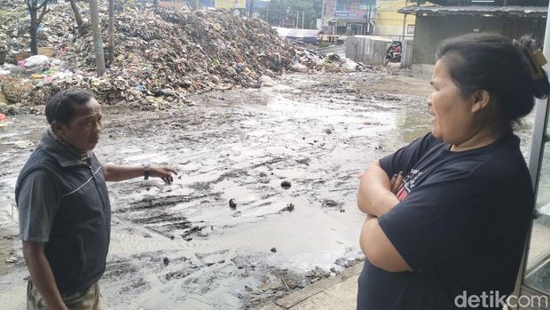 Pedagang keluhkan 'gurun' sampah di Pasar Caringin Bandung.