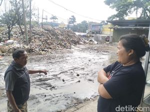 Gurun Sampah Hancurkan Pemasukan Pedagang Pasar Caringin