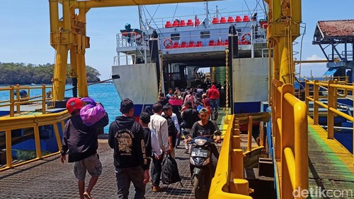 Suasana penyeberangan di Pelabuhan Padangbai beberapa waktu lalu. (I Wayan Selamat Juniasa/detikBali)