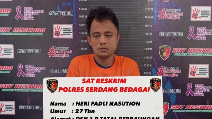 Pelaku saat diamankan di kantor polisi. (Foto: Dok. Polres Sergai).
