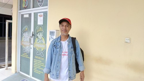 Pemilik Koperasi Pah Meto, Nikson Jalla, saat diwawancarai setelah keluar dari ruang SPKT Polda NTT, Senin (16/12/2024). (Simon Selly/detikBali)