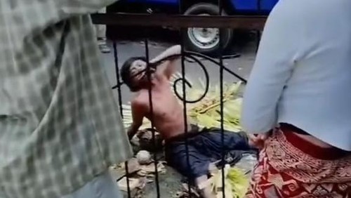 Pemuda diduga kesurupan hingga mengacak-acak sesajen di depan rumah warga Desa Ungasan, Kecamatan Kuta Selatan, Badung, Minggu (15/12/2024) sore. (Tangkapan layar video viral)