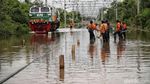 Penampakan Banjir Rob Rendam Perlintasan KRL di Dekat JIS