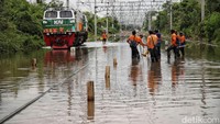 Petugas hingga saat ini terus memantau banjir rob yang merendam perlintasan kereta tersebut.