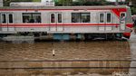 Penampakan Banjir Rob Rendam Perlintasan KRL di Dekat JIS