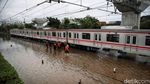 Penampakan Banjir Rob Rendam Perlintasan KRL di Dekat JIS