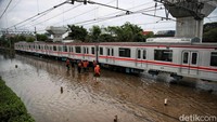 Rangkaian KRL melintas pelan di perlintasan kereta di Jalan R.E. Martadinata, Jakarta, Senin (16/12/2024).