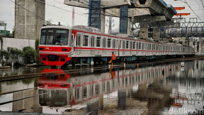 Banjir Rob di Jakut Bikin KRL Ibarat Naik Wahana Air