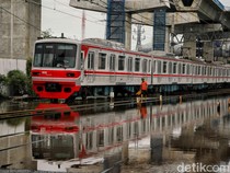Penampakan Banjir Rob Rendam Perlintasan KRL di Dekat JIS