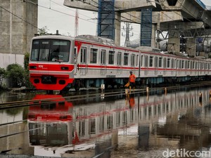 Pasang Surut Operasional KRL di Priok gara-gara Air Pasang