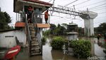 Penampakan Banjir Rob Rendam Perlintasan KRL di Dekat JIS