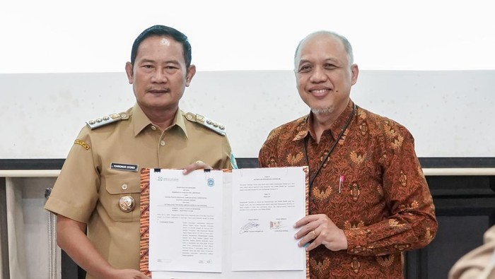 Penandatanganan MoU Pemkab Lamongan-BPJS Kesehatan untuk layanan BPJS Kesehatan gratis pada 2025.