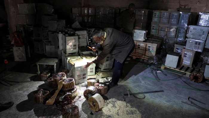 Penemuan Gudang Narkoba di Suriah, Ungkap Perdagangan Gelap Fighters loyal to Syria's new ruling administration, inspect a building they claim to be a captagon factory, on the outskirts of Damascus, Syria, December 12, 2024. REUTERS/Mohamed Azakir