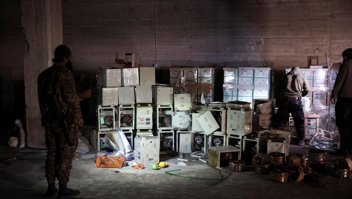 Penemuan Gudang Narkoba di Suriah, Ungkap Perdagangan Gelap Fighters loyal to Syria's new ruling administration, inspect a building they claim to be a captagon factory, on the outskirts of Damascus, Syria, December 12, 2024. REUTERS/Mohamed Azakir