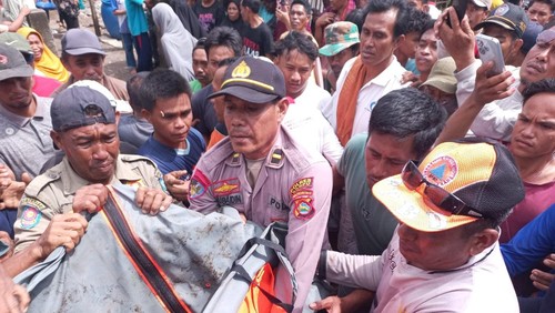 Polisi dan Basarnas yang dibantu warga mengevakuasi jasad Hasan (70) sesaat setelah ditemukan di Teluk Saleh, Senin (16/12/2024). (Istimewa)