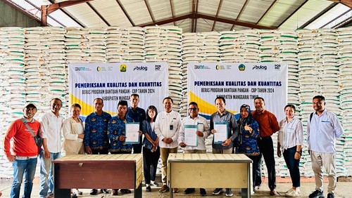 Pemeriksaan kualitas dan kuantitas beras bantuan pangan di gudang Bulog Ruteng. (Dok. Bulog Ruteng)