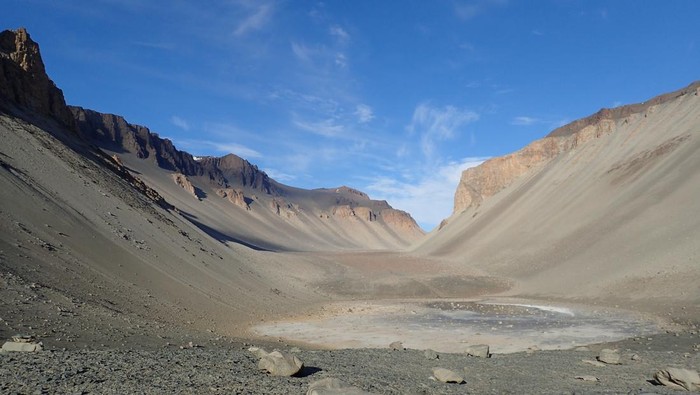Perairan terasin di dunia, Don Juan Pond, letaknya di Antartika.