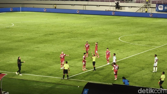 Laga Persis Solo melawan PSBS Biak pada pekan ke-15 Liga 1 2024/2025, di Stadion Manahan Solo, Senin (16/12/2024).