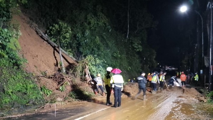 Petugas gabungan membersihkan area longsor di jalur Tasikmalaya-Garut, Senin (16/12/2024) malam.