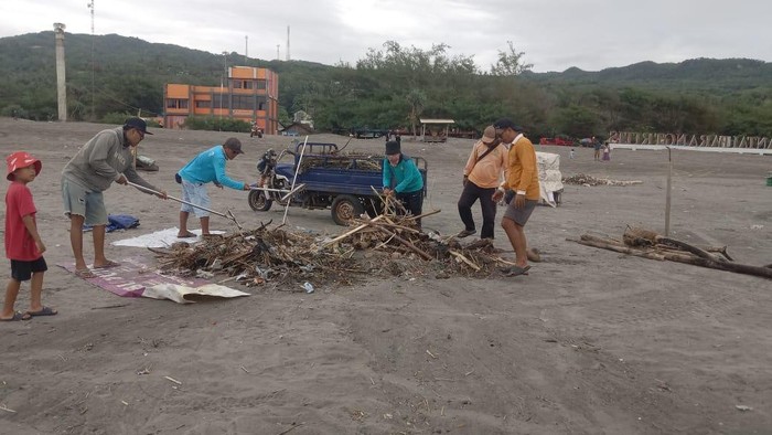 Petugas UPK Pantai Parangtritis saat melakukan pembersihan sampah. Foto diunggah Senin (16/12/2024).