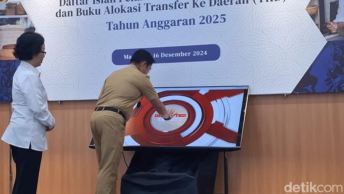 Pj Gubernur NTB Hassanudin didampingi Kepala Kanwil Direktorat Jenderal Perbendaharaan Provinsi NTB Ratih Hapsari saat menerima DIPA dan TKD tahun anggaran 2025 secara digital di Kantor KPPN Mataram, Senin (16/12/2024).