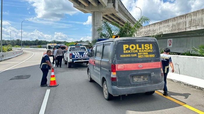 Polisi dan petugas tol mengecek lokasi pegawai BUMN bunuh diri