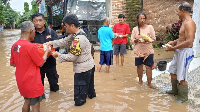 Polisi dan TNI bangun dapur umum untuk korban banjir di Ponorogo.