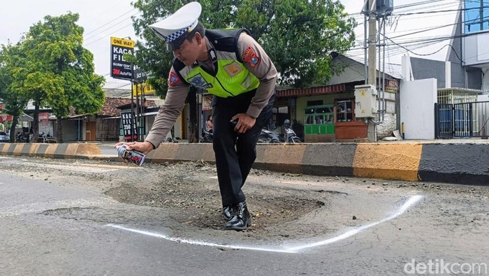 Polisi memberi penanda jalan berlubang di Pantura Situbondo