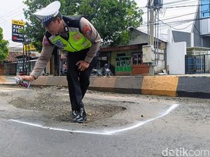 Jelang Nataru, Polres Situbondo Tandai Jalan Berlubang di Pantura