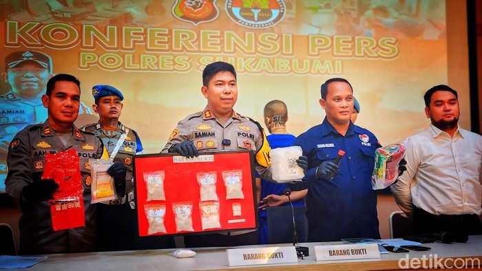 Polisi memperlihatkan barang bukti narkoba yang diedarkan paman dan keponakan di Sukabumi