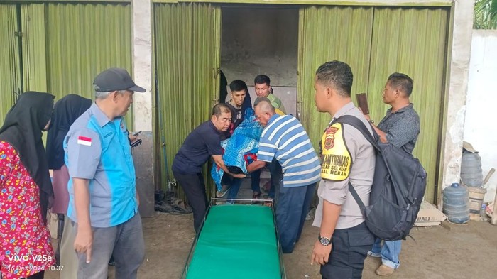 Polisi mengevakuasi sopir ekpedisi meninggal saat istirahat kerja.