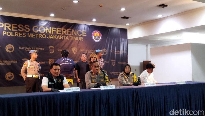 Polres Metro Jakarta Timur menggelar konferensi pers terkait kasus anak bos toko roti yang menganiaya karyawati, Senin (16/12/2024) petang.