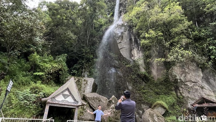 Potret air terjun Sampuran Na Pitu di Kabupaten Samosir. (Kartika Sari/detikSumut)