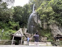 Potret Air Terjun Sampuran Na Pitu, Wisata Keramat dari Samosir