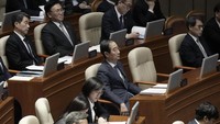 Karena punya latar belakang dan pengalaman karier di bidang ekonomi, Han saat itu ditunjuk untuk menjabat sebagai Menteri Perdagangan. Namun, di akhir masa jabatan Presiden Kim, yakni pada 2003, Han ditunjuk sebagai sekretaris senior presiden untuk urusan ekonomi. (AP Photo/Ahn Young-joon)