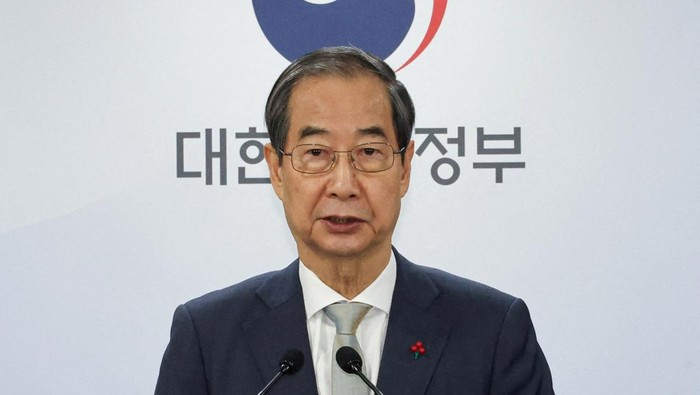 Acting South Korean President and Prime Minister Han Duck-soo delivers an address to the nation at the government complex in Seoul, South Korea, December 14, 2024. Yonhap via REUTERS THIS IMAGE HAS BEEN SUPPLIED BY A THIRD PARTY. NO RESALES. NO ARCHIVES. SOUTH KOREA OUT. NO COMMERCIAL OR EDITORIAL SALES IN SOUTH KOREA.