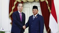 Sebelumnya, Han juga pernah menjadi PM Korsel pada 2007 hingga 2008. Saat itu, ia menjadi PM ke-38 Korsel di bawah tampuk kepemimpinan Roo Moon Hyun. (Willy Kurniawan/Pool Photo via AP)