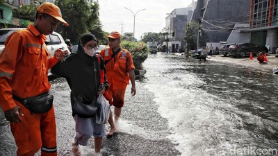 Potret Kawasan Penjaringan Masih Terendam Banjir Rob