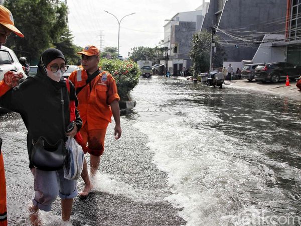 Potret Kawasan Penjaringan Masih Terendam Banjir Rob