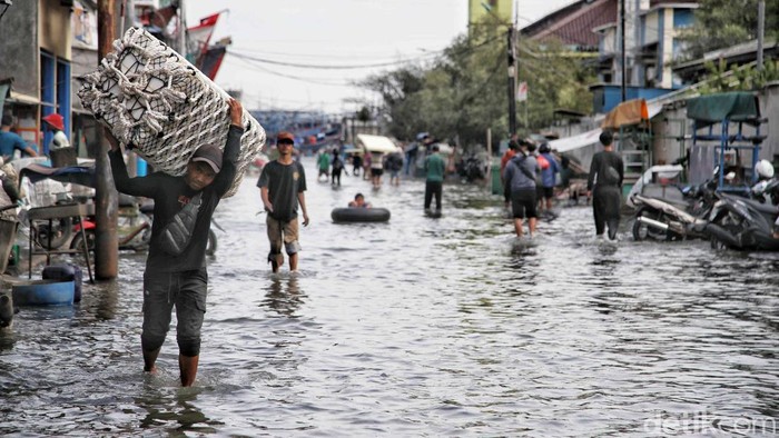 Sejumlah warga melintas  di Jalan Pluit Karang Ayu Utara, Penjaringan, Jakarta Utara, Senin (16/12/2024).