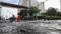 Sebanyak enam wilayah rukun tetangga (RT) dan satu ruas jalan juga terdampak banjir rob. 