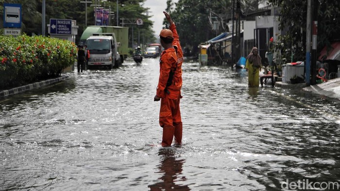 Sejumlah warga melintas  di Jalan Pluit Karang Ayu Utara, Penjaringan, Jakarta Utara, Senin (16/12/2024).