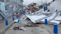 Pejabat Mayotte Francois Xavier Bieauville mengatakan sulit menemukan jumlah pasti korban di tengah kerusakan yang signifikan imbas badai itu. Dia juga menduga korban akan terus bertambah. (John Balloz/via REUTERS)  